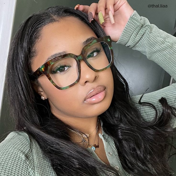 Round Face Shape Glasses, Eyeglasses For Women Round Face, Big Glasses Frames, Green Glasses Frames, Frames For Round Faces, Glasses For Oval Faces, Oversized Glasses Frames, Glasses For Round Faces, Glasses For Face Shape