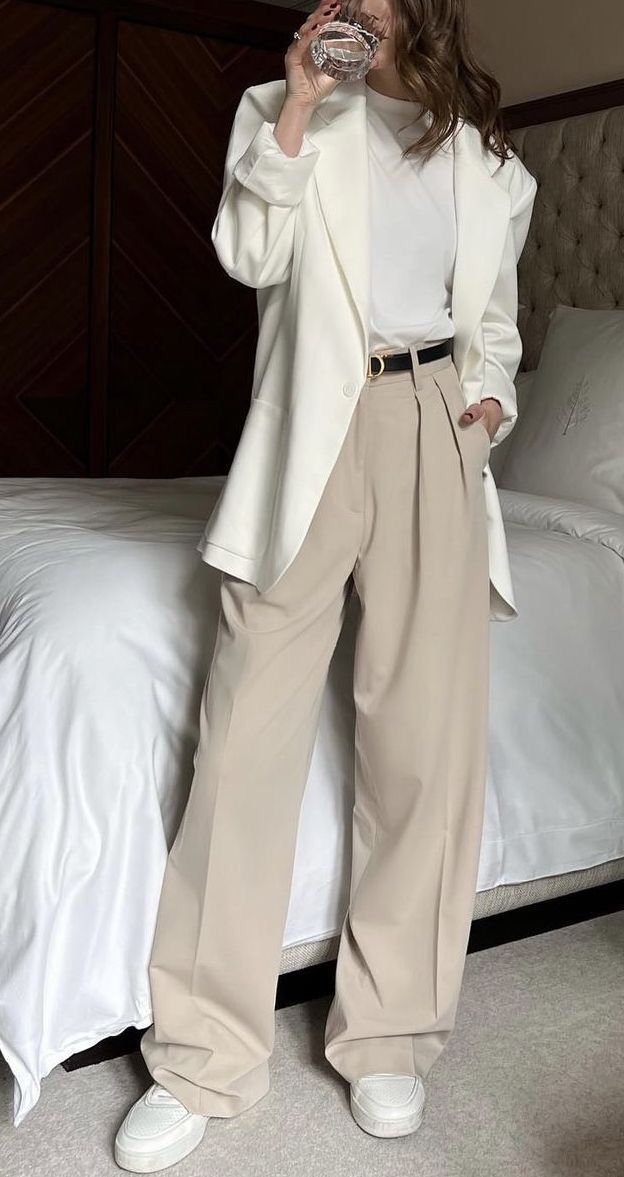 Casual Blazer Women, Gaun Fashion, Business Casual Outfits For Work, Beige Pants, Everyday Fashion Outfits, Event Outfit, Classy Work Outfits, Stylish Work Outfits, Athleisure Fashion