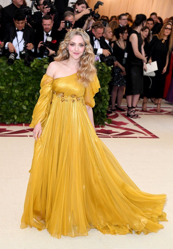 Amanda Seyfried arrived at the 2018 Met Gala in a flowing gown fit for a glowing goddess. The 32-year-old actress adhered to the religious "Heavenly Bodies" theme by wearing a romantic Renaissance-style gown and tiara by Prada. Thomas Sadoski, Flowing Gown, Met Gala Outfits, Met Gala Dresses, Heavenly Bodies, Gala Outfit, Red Carpets, Amanda Seyfried, Gala Dresses