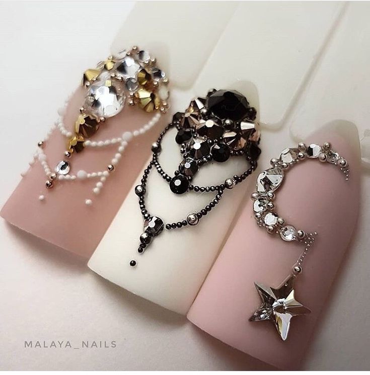 Ongles Bling Bling, Diy Rhinestone Nails, Bling Nail Art, Diamond Nail Art, Nail Jewels, Swarovski Nails, Nails Design With Rhinestones, Diy Nail Designs, Gem Nails