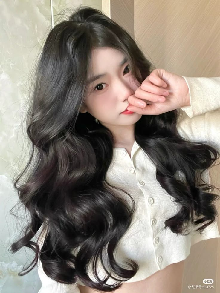 Curly Korean Hairstyles, Korean Curly Hairstyle, Korean Wavy Hair, Korean Long Hair, Douyin Makeup, Kpop Videos, Hair Style Korea, Thick Wavy Hair, Hair Inspiration Long