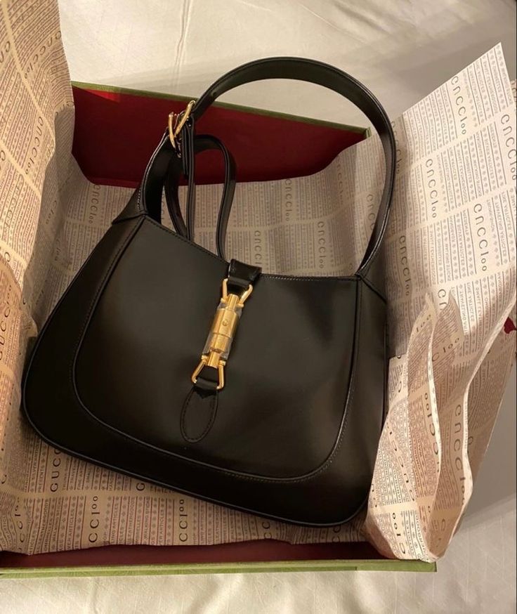 Harrie Core, Black Designer Bags, Hot Bags, Fancy Bags, Pu Leather Wallet, Luxury Designer Handbags, Golden Girl, Pretty Bags, Fall 2022