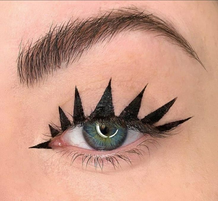 Ghost Eyeliner, Creative Eyeliner, Dramatic Eye Makeup, Retro Makeup, Unique Makeup, Dope Makeup, Graphic Liner, Edgy Makeup, Bold Makeup