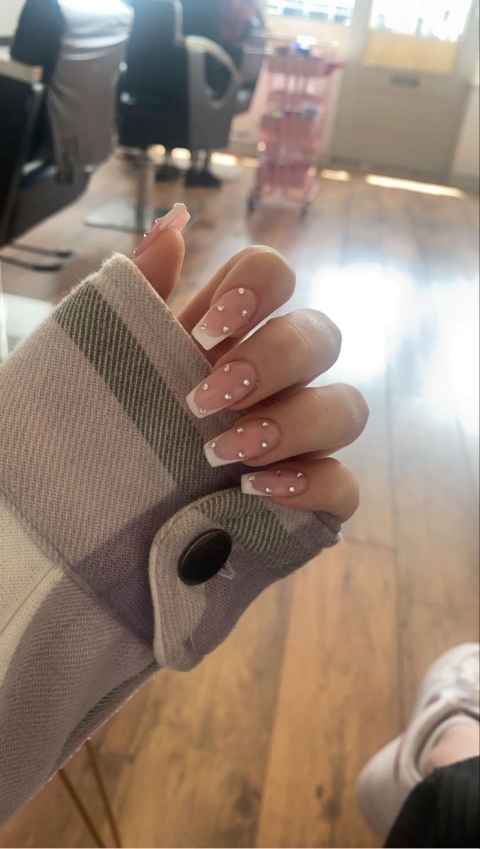 French Tips And Rhinestones, Rhinestones With French Tip, Nail Inspo With Gem, White Tip Nails With Gems, French Tip Crystal Nails, Nail Inspiration With Gems, French Tops With Gems, White Tips With Gems, Nail Inspo French Tip With Gems