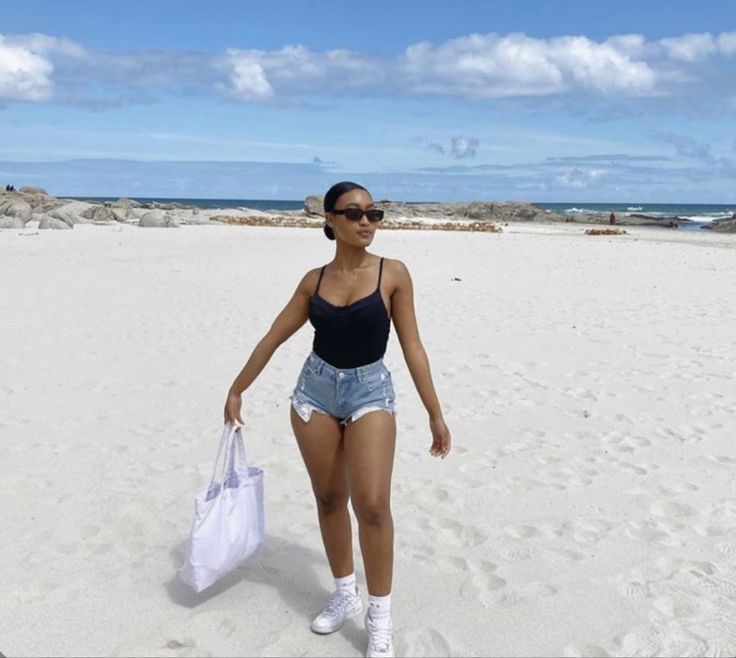 Levi Shorts Outfit Summer Baddie, Vacay Outfits Midsize, Cancun Outfits, December Outfits, Jean Short Outfits, Summer Shorts Outfits, Vacay Outfits, Summer Vacation Outfits, Effortlessly Chic Outfits