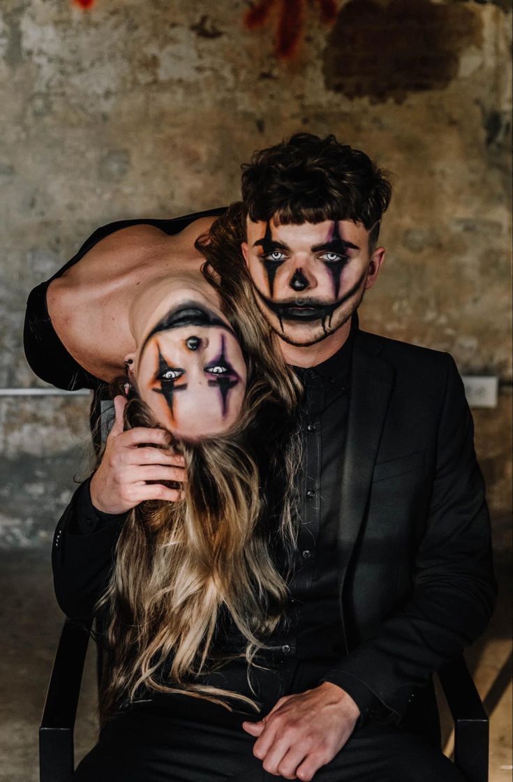 Scary Couples Halloween Costumes, Spooky Makeup, Halloweenský Makeup, Creepy Halloween Costumes, Horror Halloween Costumes, Halloween Parejas, Halloween Photography, Couples Halloween Outfits, Cute Couple Halloween Costumes