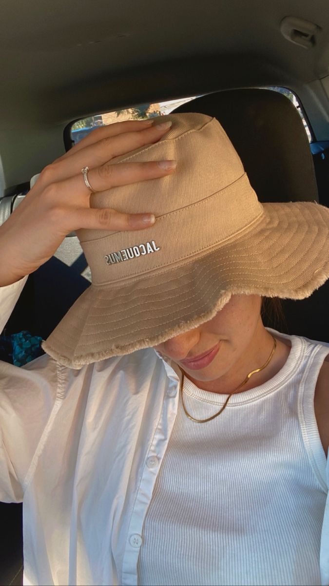 Beige Bucket Hat Outfit Summer, Jacquemus Hat Outfit, Bob Jacquemus, Hat Jacquemus, Jacquemus Outfit, Jacquemus Bucket Hat, Bobs Outfit, Jacquemus Hat, Bucket Hat Outfits