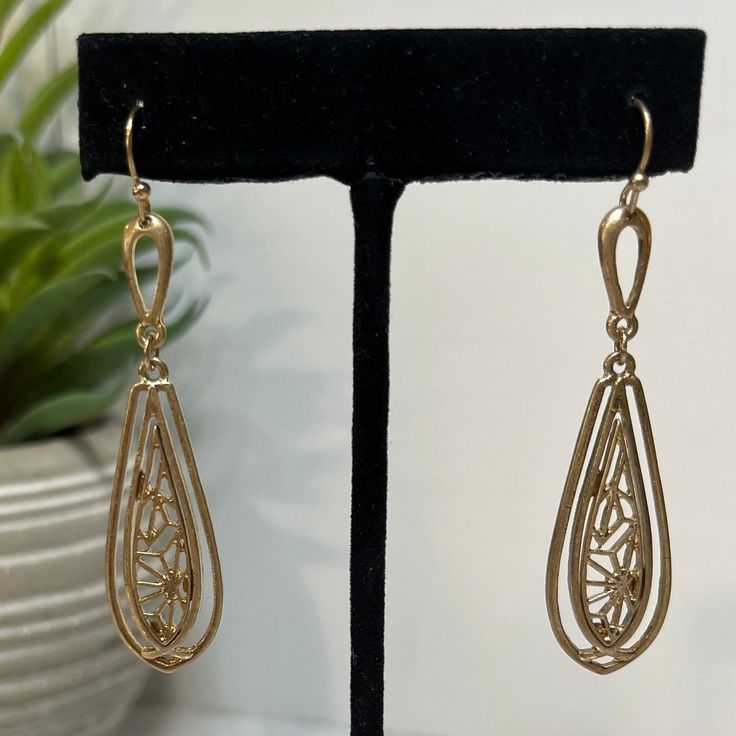 Love a bit of luxe in your everyday look? Don't be shy, just try these delectable dainty gold filigree drop earrings! A perfect hint of glam, they'll add that touch of opulence to any outfit - so whether it's a night on the town or a casual brunch, no one will be immune to their sophisticated sparkle! Feminine Metal Drop Earrings, Elegant Gold Plated Teardrop Earrings For Party, Teardrop Gold Jewelry For Everyday Elegance, Chic Metal Teardrop Earrings For Formal Occasions, Filigree Teardrop Chandelier Earrings, Teardrop Filigree Chandelier Earrings, Elegant Hypoallergenic Gold Plated Teardrop Earrings, Metal Teardrop Filigree Earrings, Feminine Gold-plated Earrings