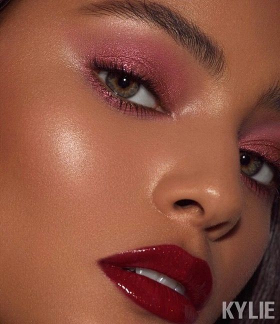 Grad Ceremony Makeup, Cherry Red Eye Makeup, Strawberry Shortcake Eye Makeup, Raspberry Makeup Look, Red And White Eyeshadow, Valentines Makeup Looks Simple, Valentines Makeup Simple, Messy Makeup Aesthetic, Cherry Makeup Look