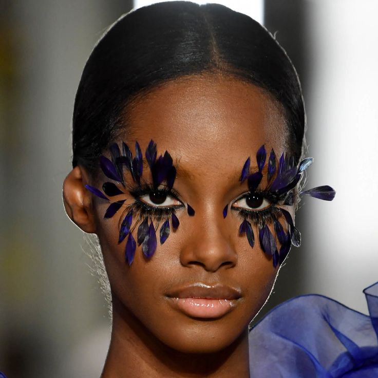 Valentino Spring 2019 Couture: Feather ... Tami Williams, Editorial Make-up, Makeup Runway, Feather Eyelashes, Pat Mcgrath Makeup, Festival Makeup Glitter, Make Up Foundation, Runway Beauty, Valentino Couture