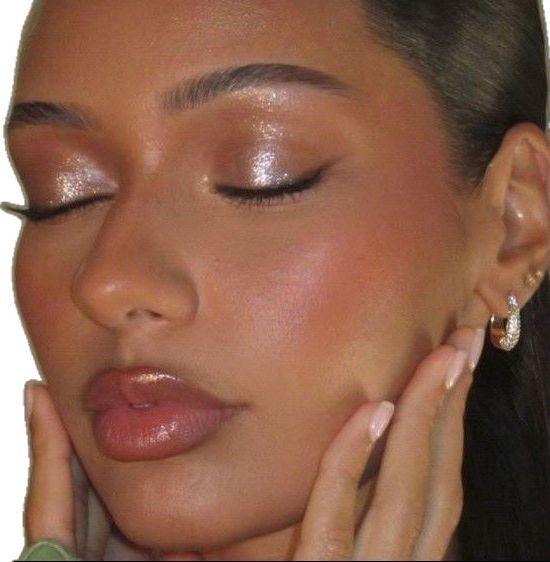 Evening Looks Makeup, Vacation Eye Makeup, Dewey Light Makeup, Glowy Prom Makeup For Brown Eyes, Winter Glow Makeup, Dewy Gold Makeup, Cute Makeup Looks For School Dance, Makeup Ideas For Green Outfit, Soft Glam Makeup Photoshoot