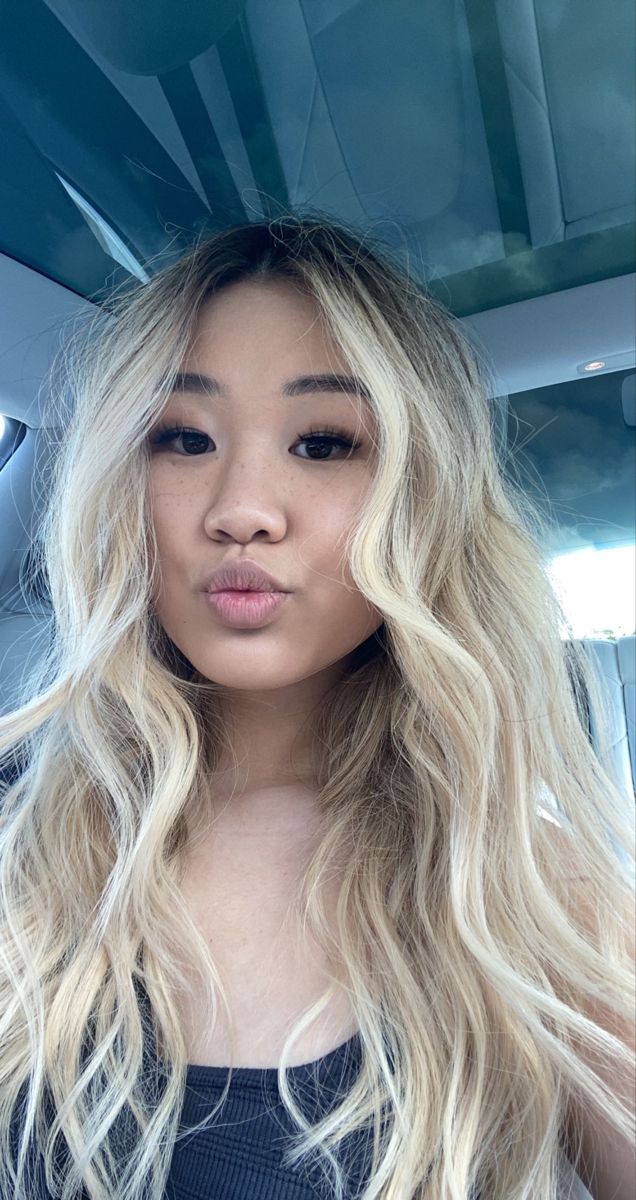 Brown Roots Blended Into Blonde, Full Blonde Highlights On Black Hair, Blonde Hair With Ashy Roots, Light Blonde On Dark Hair, Bleach Hair Dark Roots, Blonde Hair Dark Roots Pale Skin, Blond Hair Black Eyebrows, Natural Blonde Hair With Dark Roots, Shadow Root Blonde Asian