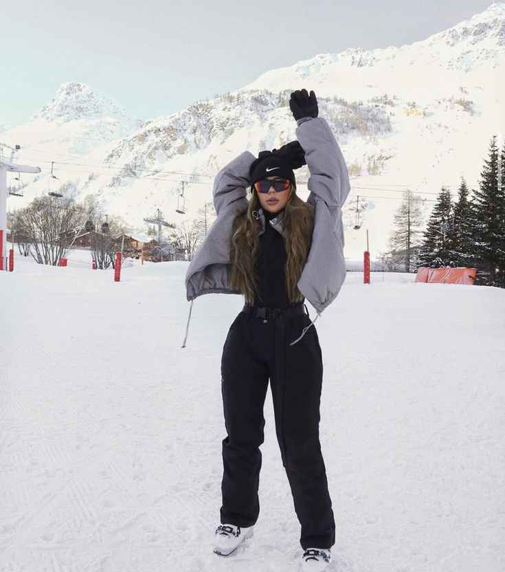 Snow Outfits For Women Snowboarding, Snow Weather Outfit, Snow Outfit Inspo, Cute Snowboarding Outfits, Snow Ootd, Vacations Outfits, Winter Camping Outfits, Snow Outfits For Women, Ellie Beatrice Joslin