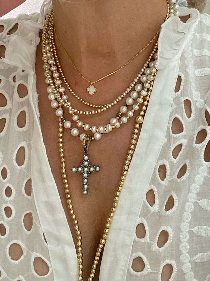 Layering necklace. Cross pendant. Pearl necklace. Neckmess. Layering. Gemstone necklace. Modern pearl necklace Pearl Necklace With Diamond, Modern Pearl Necklace, Socal Style, Akoya Pearl Necklace, Necklace With Diamond, Necklace Cross, Akoya Pearls, Layering Necklace, Cross Pendant Necklace