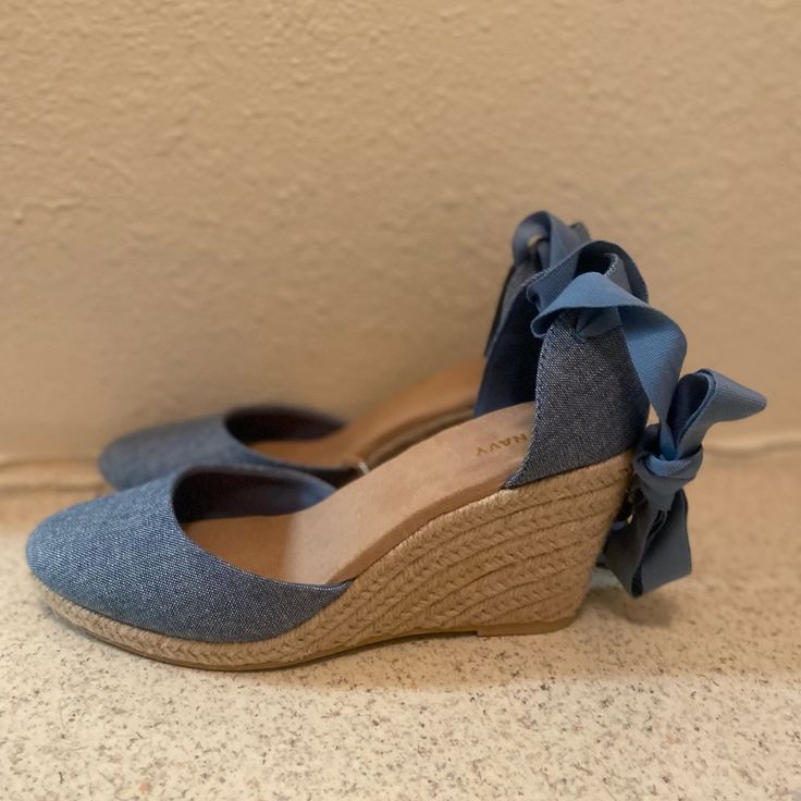 New Never Wear Casual Adjustable Heels For Spring, Casual Blue Heels Medium Width, Casual Blue Closed Toe Heels, Blue Heels With Cushioned Footbed For Spring, Light Blue Round Toe Casual Heels, Casual Light Blue Heels For Beach, Casual Denim Blue Heels With Round Toe, Casual Blue Slip-on Heels, Blue Lace-up Casual Heels