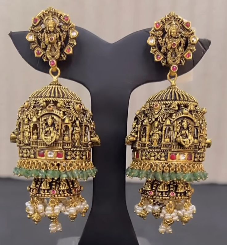 Big Earrings Gold, Pretty Gold Necklaces, Temple Jewellery Earrings, Wedding Jewellery Designs, Indian Wedding Jewelry Sets, Gold Jewels Design, Neck Pieces Jewelry, Antique Necklaces Design, Gold Bangles For Women