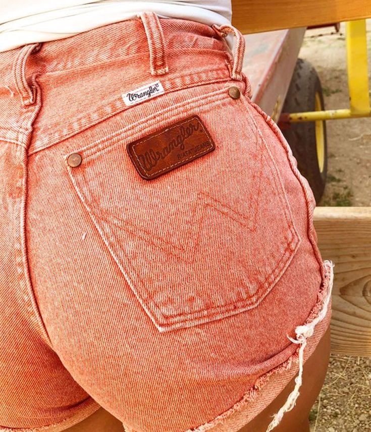 Colorful Western Outfits, Wrangler Shorts Outfit, Western Outfit Summer, Western Summer Fashion, Pink Wrangler, Country Shorts, Western Shorts, Vintage Western Fashion, Western Summer