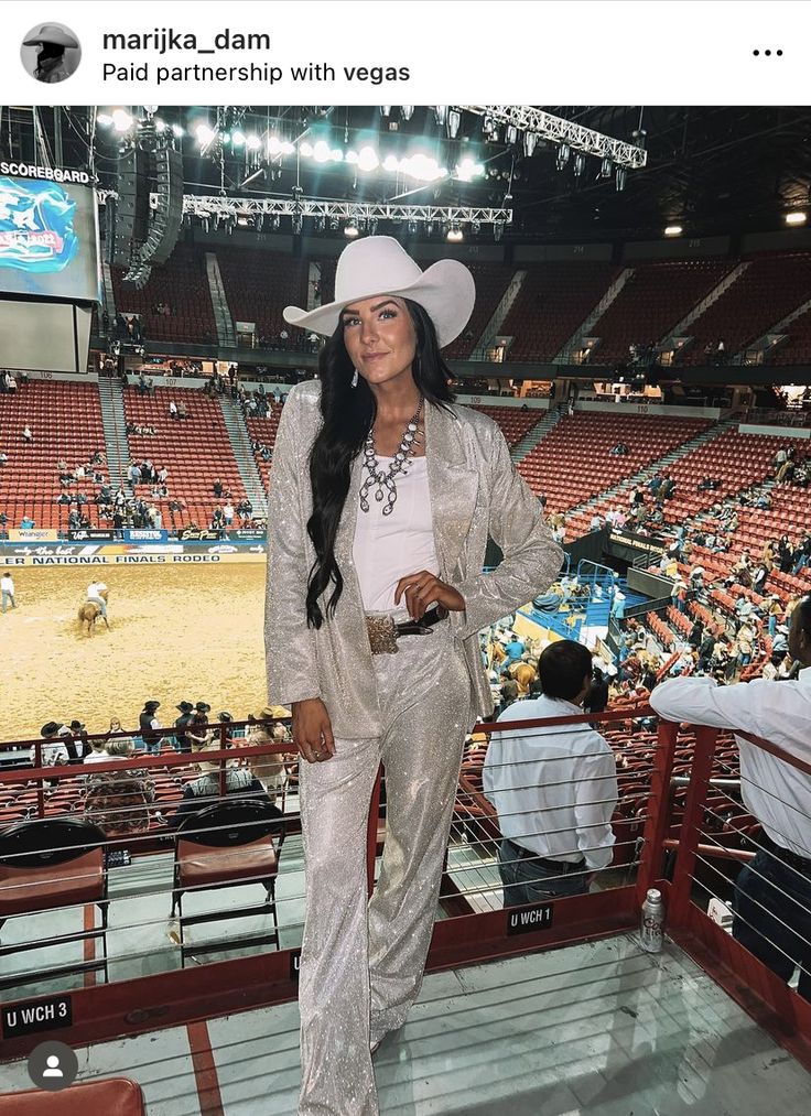 Rodeo Outfits For Women Summer, Nfr Outfits For Vegas, Nfr Outfits For Vegas Cowgirl Fashion, Country Music Concert Outfit, Cowgirl Western Wear, Texas Chic, Country Concert Outfit Ideas, Nfr Outfits, Nfr Style