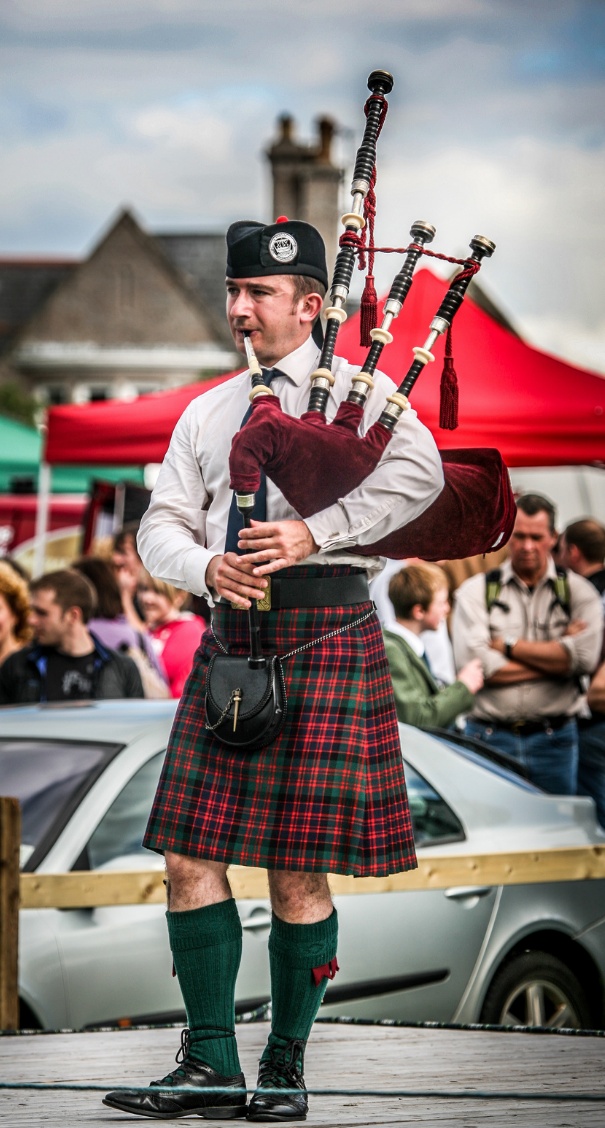 Solo piping Kilt Scottish Kilts Men, Scottish Pipe Band, Irish Kilt, Campbell Clan, Scotland Kilt, Funny Art History, Scottish Man, Kilt Outfits, Scotland Forever