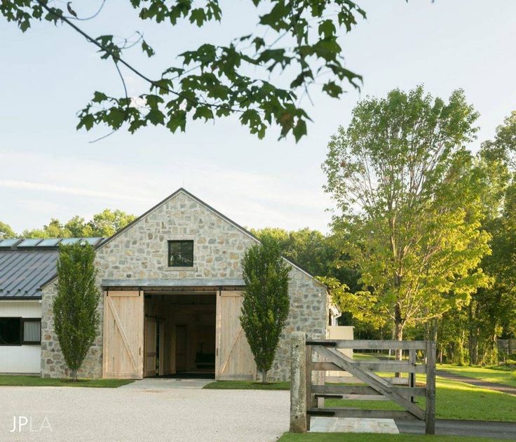 Lounge Photography, Horse Land, Barn Organization, Built In Bench Seating, Land Ideas, Equestrian Barns, Equestrian Stables, Stable Style, Black Houses