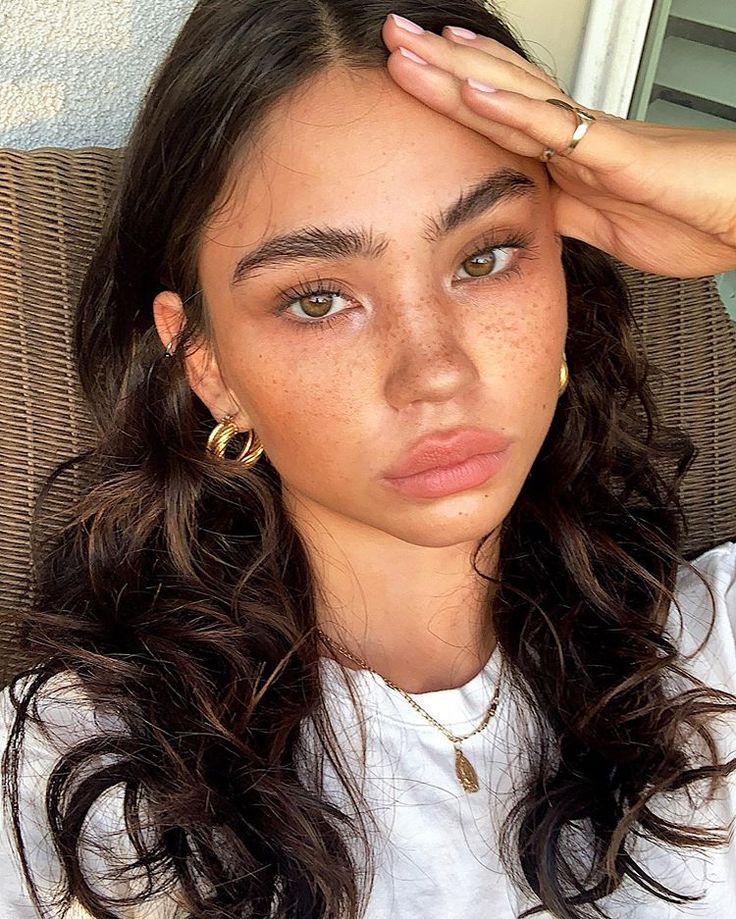 🌞🌞🌞🌞🌞🌞🌞🌞🌞 @vescabeauty helping me out using ‘Kissed by soft matte bronzing powder in shade Santorini’ 🙃😬😬 Christina Nadin, Freckles Makeup, Summer Makeup Looks, Natural Eyebrows, Clean Makeup, Natural Makeup Looks, Summer Makeup, Girls Makeup, Pretty Makeup