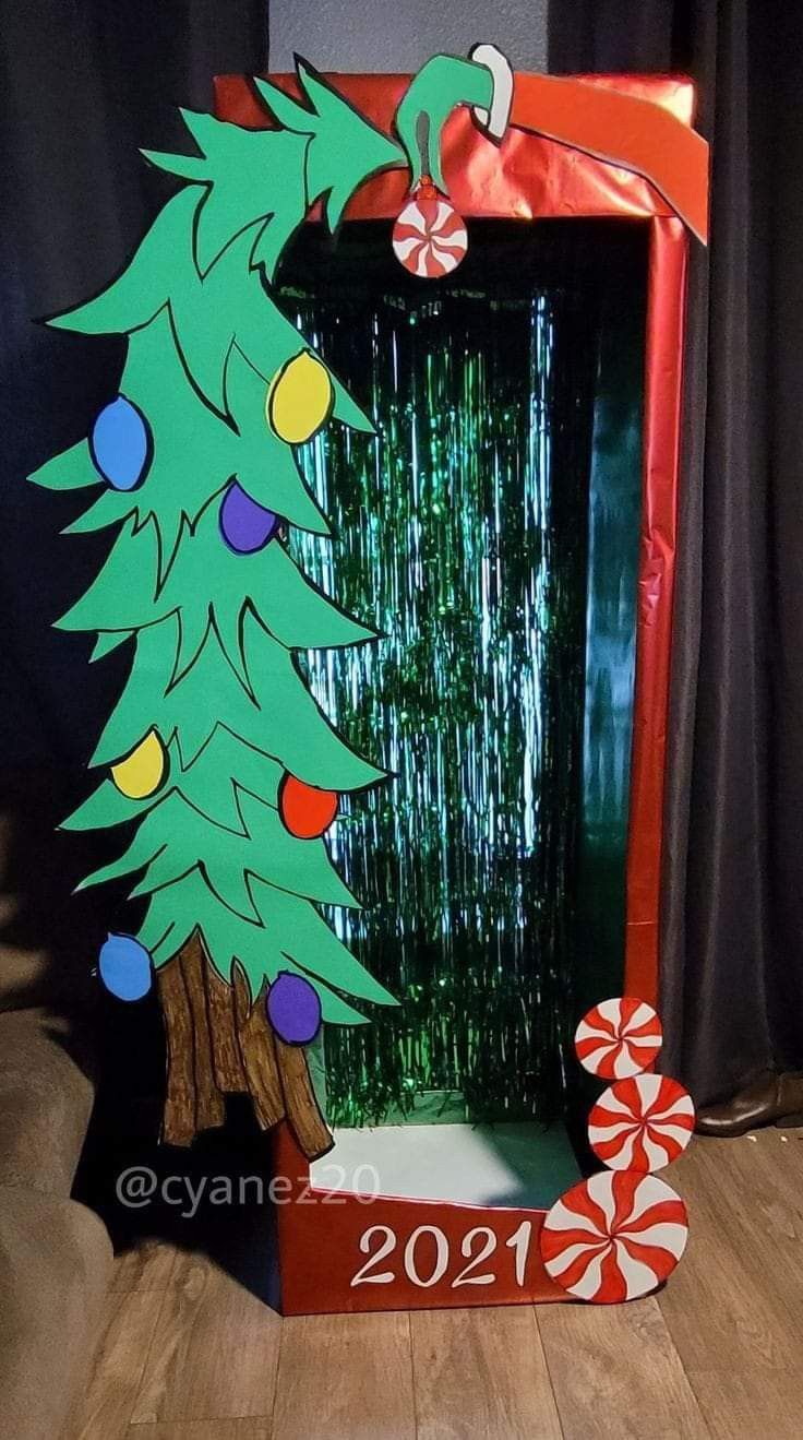 Decor Photobooth, Christmas Classroom Door, Grinch Christmas Party, Whoville Christmas, Door Decorating Contest, Grinch Christmas Decorations, Christmas Photo Booth, Kids Christmas Party, Tanah Liat