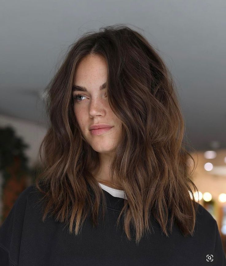 Textured Brunette Hair, Medium Hairstyle For Round Face Shape, Long Hair Cuts For Round Faces Women, Wavy Midlength Hairstyles, Armpit Length Haircuts For Thick Hair, Wavy Natural Haircut, Long Bob Haircuts Wavy Hair, Brown Haircuts Medium, Long Bob Hairstyles Wavy Hair