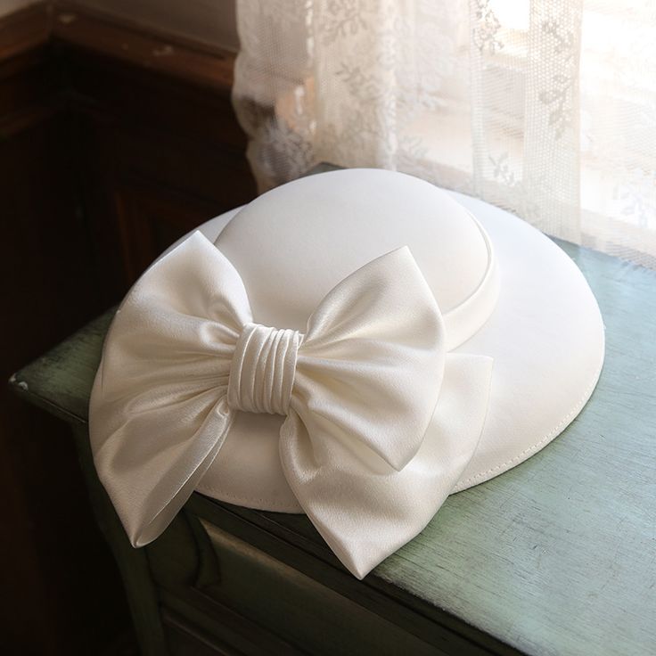 Women Vintage Bow Wedding Hat Condition: Brand NewColor: White/Black/Green/RedSize: One Size(Diameter: 30cm)Material: LinenSuitable season: Summer/Spring/Autumn/ WinterPopular elements: BowOccasion : Wedding/Birthday/Holiday/Anniversary Celebration/Anniversary CelebrationWhat is a Fascinator ?Fascinators have received a lot of attention since the Royal Wedding of Prince William to Catherine Middleton last spring. These not-quite-hats, not-quite-barrettes are a great way to make a statement witho Wedding Top Hat, Topi Vintage, Top Hats For Women, Evening Hat, Ivory Fascinator, White Fascinator, Handmade Tiaras, Black Fascinator, Retro Hats