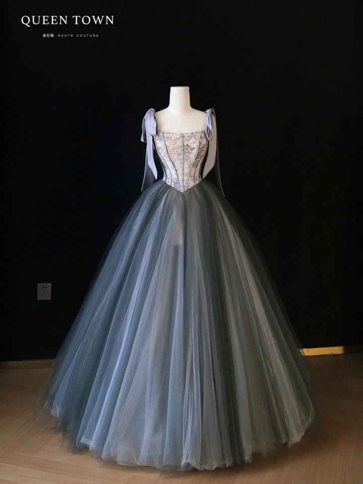 Vintage Prom Dresses Ball Gown, Old Royal Dresses Princesses, Royal Corset Dress, Corset Type Dress, Old Royal Dresses, Old Fashioned Ball Gowns, Royal Dresses Queens Gowns, Vintage Chanel Gown, Ethereal Ball Gown