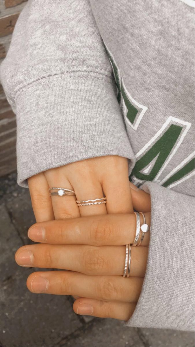 Good And Silver Rings Together, Rings Inspiration Silver, Styling Rings Silver, Silver Stack Rings, Minimalist Rings Stacking Silver, Rings Arrangement On Hand, Simple Silver Rings Aesthetic, Basic Silver Jewelry, Silver Trendy Jewelry