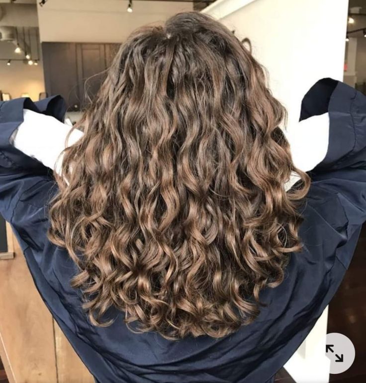 2b Haircut Medium, Pelo Ondulado Natural, Naturally Wavy Hair Cuts, Shoulder Length Curly Hair, Natural Curly Hair Cuts, Curly Hair Care Routine, Medium Length Curly Hair, Layered Curly Hair, Curly Hair Photos