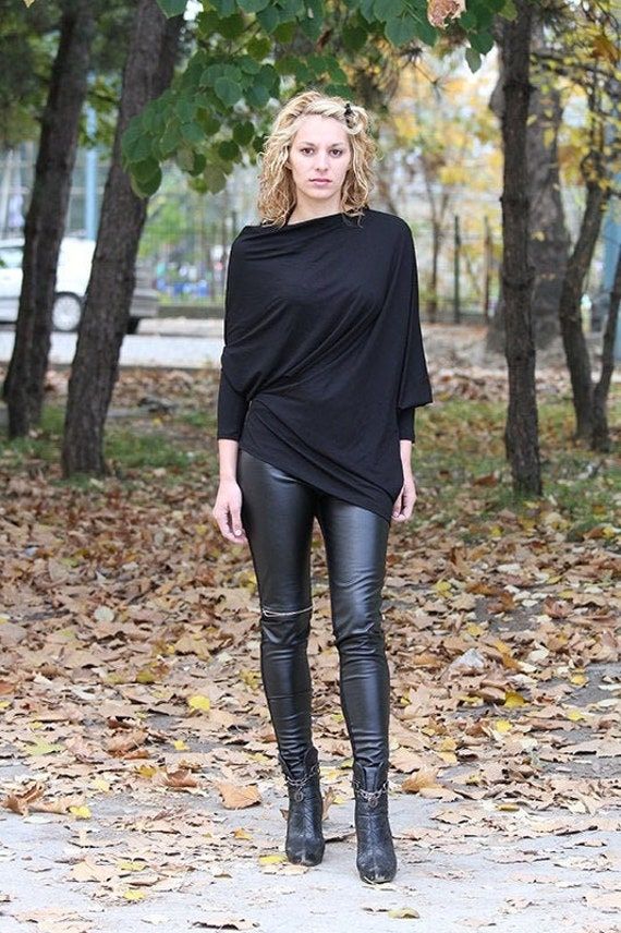 Stretch leather leggings similar to these were featured in Vogue Magazine and worn by Olivia Palermo. These pants wear and wash well without sacrificing style or comfort. This is going to prove to be a timeless staple in your wardrobe. The sleek design leggings offer effortless style that's as perfect for after dark dressing as it is for fashion-forward everyday looks. Beautifully chic when paired with a soft shirt and killer heels and you can complete the look with statement jewelry. JM Style c High Waist Outfit, Glimmende Leggings, Mode Des Leggings, Leggings Mode, Legging Cuir, Streetwear Mode, Leder Outfits, Black Leather Pants, Shiny Leggings