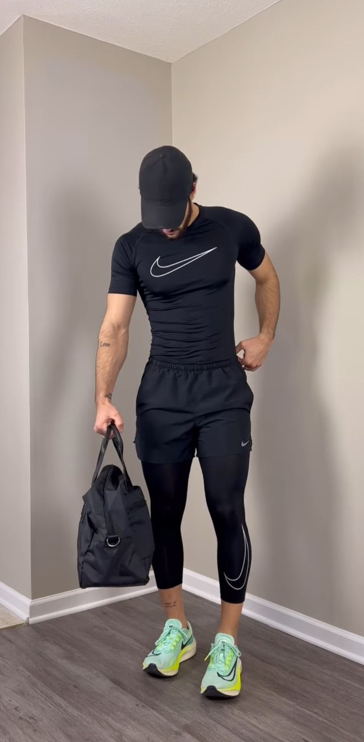 Gym Looks Outfits Men, Workout Outfit Men Gym, Running Outfit Men Aesthetic, Men’s Athletic Wear Winter, Gymshark Men Outfit, Men Working Out Aesthetic, Men Sportswear Outfits, Mens Gym Outfits Style, Guys Gym Outfit