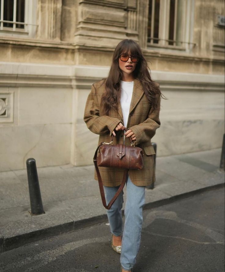 European Scarf Outfit, Brown Fall Outfits Aesthetic, Khaki Coat Outfit Winter, Cognac Jacket Outfit, Tuscany Fall Outfit, Brown Style, Chocolate Outfit Ideas, Edinburgh Street Style, Portugal Fall Outfits