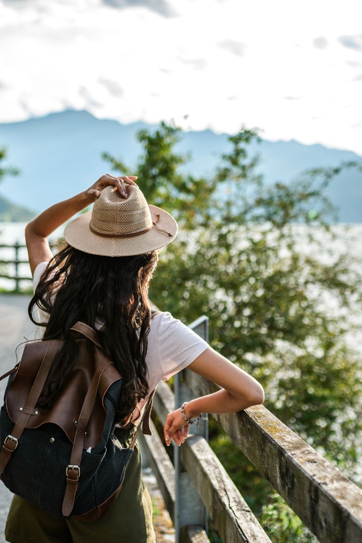 The best solo travel tips - These are the things to know before planning your first solo trip. Practical and smart tips for travelling alone. Woman Traveling, Traveling Lifestyle, Lifestyle Pictures, Solo Trips, English Magazine, Solo Traveling, Theme Board, Vision 2024, Women Traveling