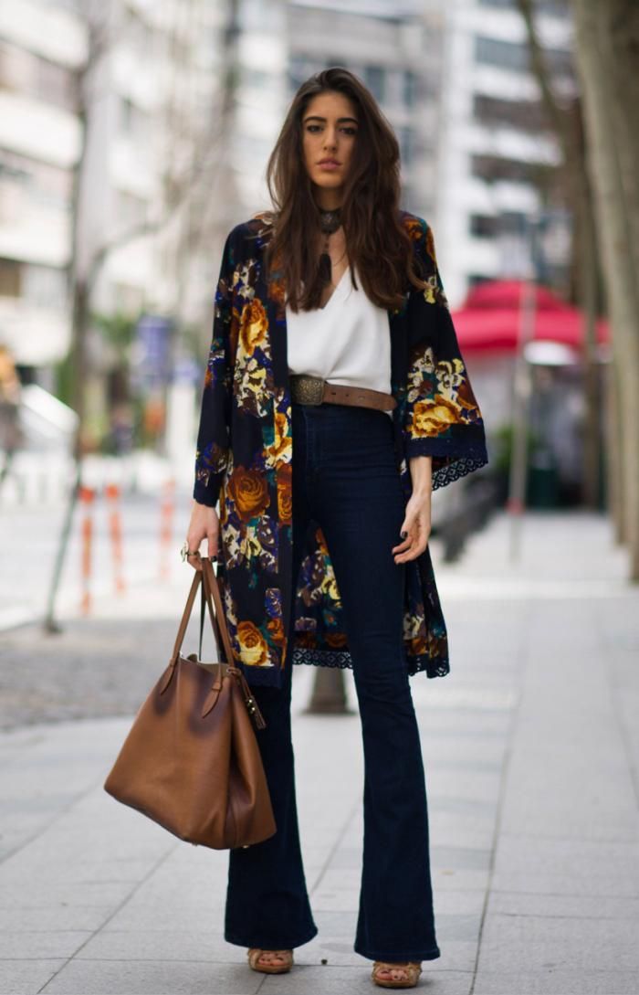 26 Ways to Style a Kimono for Spring - colorful kimono styled with belted high-waisted flares, a white blouse, and brown leather boho bag How To Wear Kimono, Kimono Outfits, Look Winter, Mode Prints, Mode Pop, Look Boho Chic, Boho Mode, Kimono Outfit, Mode Kimono