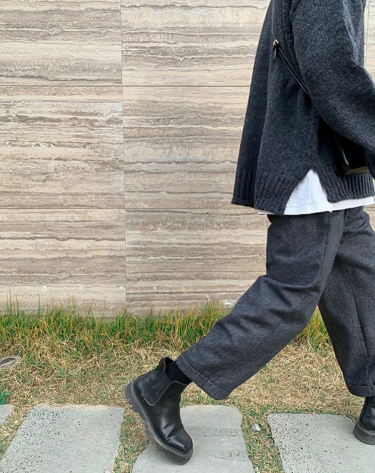 Casual Walking Outfit Fall, Uniqlo Street Style, All Black Autumn Outfit, Winter Birkenstock Clog Outfit, Short Boot Outfits, Men’s Black Boots Outfit, Socks With Loafers Women, Dr Martens Polley Outfit, Winter Outfits Doc Martens