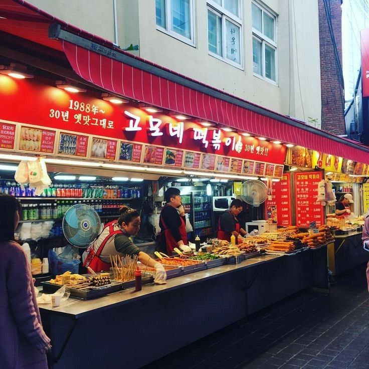 Korean Street Food Stall Design, Korean Street Food Market, Street Food Korea Night, Asian Food Market, Korean Food Stall, Food Street Design, Korean Street Food Stall, Chinese Food Stall, Street Food Stall Design