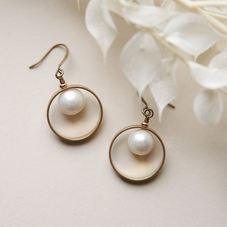 Tyan Pearl Earrings Simple Wedding Jewelry, Wedding Jewelry Simple, Wedding Jewellery Designs, Classic Pearl Earrings, Gifts For Bridesmaids, Cooking Stuff, White Pearl Earrings, Retail Jewelry, White Pearl Earring