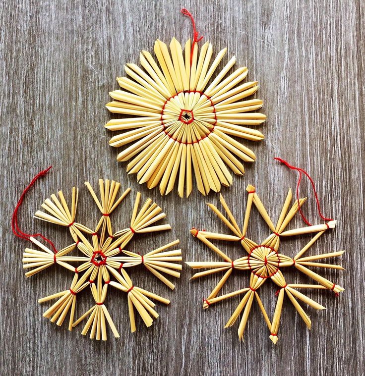 three wooden sticks are arranged in the shape of sunbursts on a table