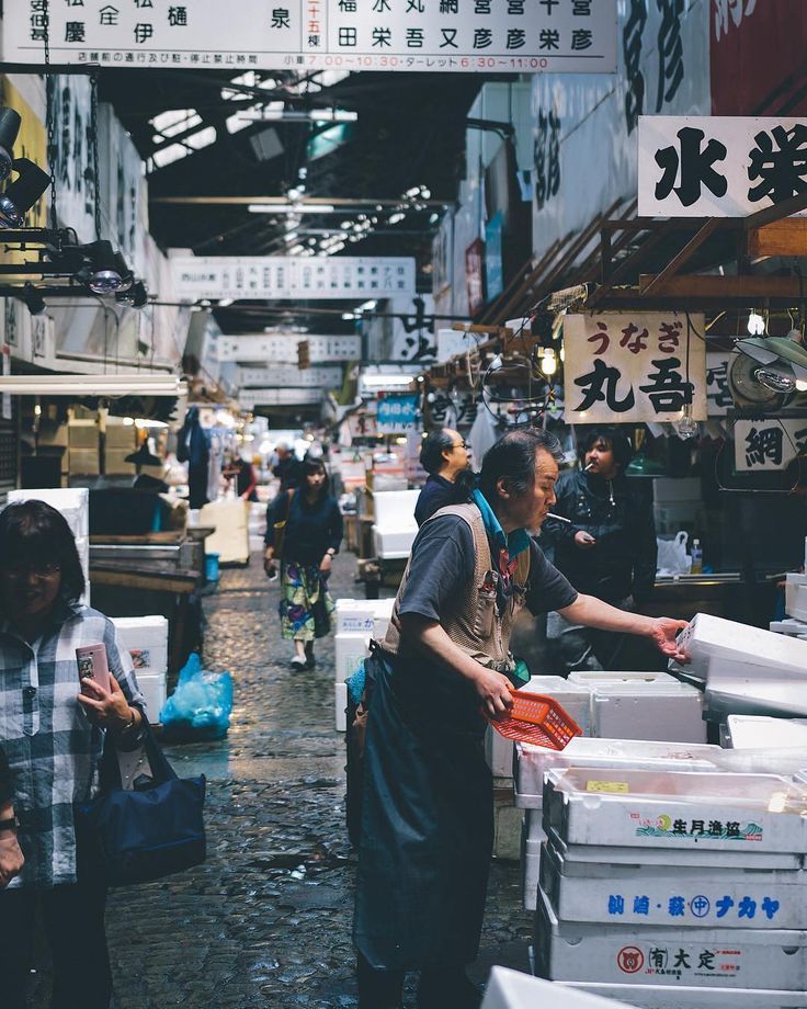 Traditional fish market (� Places In Tokyo, Tokyo Photos, Japan Vacation, Japanese Fish, Tsukiji, Asian Market, Photography Filters, Japanese Market, Fish Market