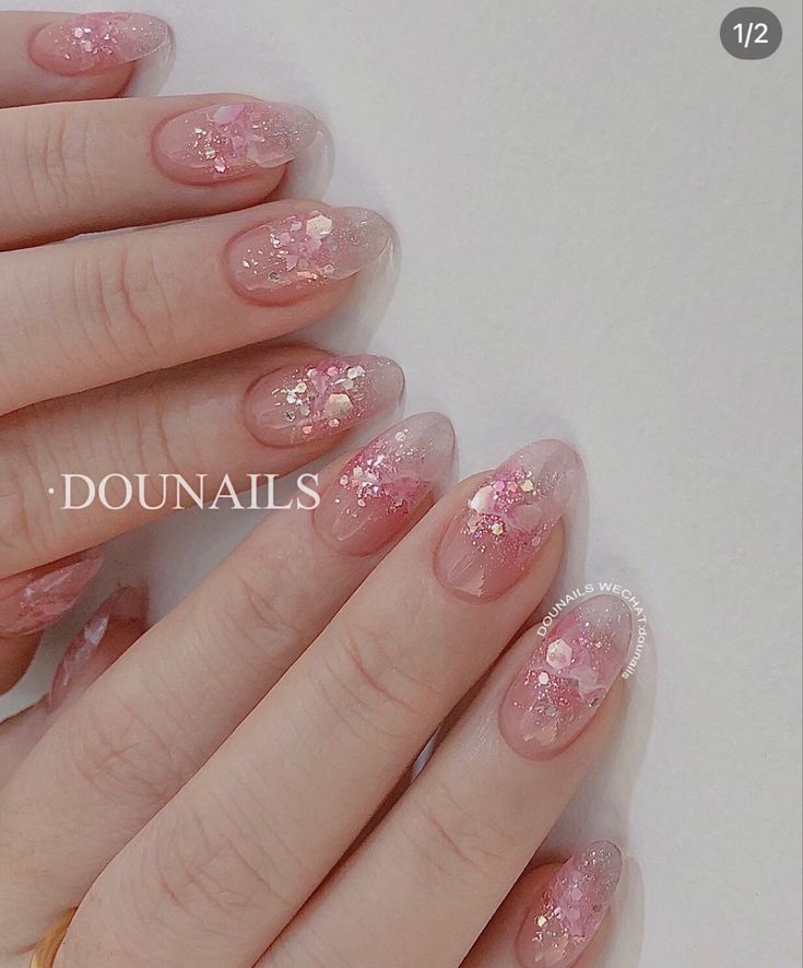 Korean Nail Art Glitter, Pink Korean Nail Art, Korean Oval Nails, Korean Pink Nails, Korean Glitter Nails, Pink Korean Nails, Glitter Nails Pink, Xiaohongshu Nails, Acrylic Nails Chrome