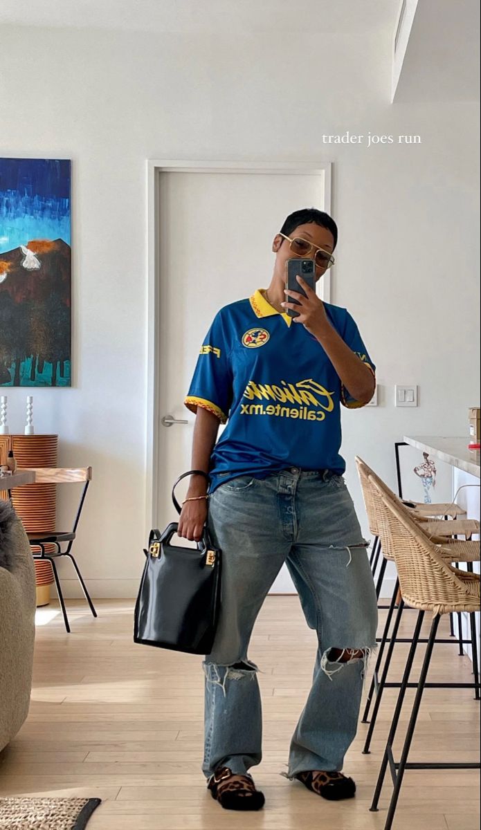 Amanda Murray wearing a vintage Club America soccer jersey via Instagram Stories (2023) Winter Stylist Outfit, Club America Jersey Outfit, Soccer Jersey Street Style, Styling Soccer Jersey Women, Jersey Outfit Soccer, Jersey Outfit Black Women, Coat Outfit Ideas For Women, Soccer Jersey Outfit Women, Soccer Jersey Outfit