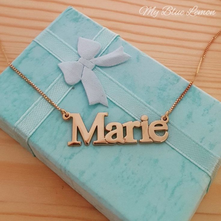 Bestellen Sie jeden Namen für Ihre solide 14K gold Marie Stil Namensschild Halskette!! Ein großes personalisiertes maßgeschneidertes Geschenk für jeden Anlass!! Geburtstag, Graduierung oder jeder Urlaub! *Sowohl das Typenschild als auch die Kette sind alle solide 14k Gold. *Gestempelt für Authentizität 14K. *1,0 cm hoch erster Großbuchstabe. *Dieses Angebot gilt nur für einen (1) Namen mit einem (1) Großbuchstaben! *Das Typenschild ist 0,8 mm hohe Qualität Dicke. *Auf dem Foto können Sie die 2,0-Gramm-Kette sehen. * Ich empfehle ein Upgrade auf die höhere Qualitätskette. * Wählen Sie Ihre Box-Kette Qualität und Länge aus dem Menü oben. * Achten Sie darauf, mir den Namen, den Sie wünschen, in der Notiz an Verkäufer Abschnitt beim Check-out zu sagen! Ich handmachen alle meine Schmuck, bitte Spain Girl, Font Ideas, Bat Mitzvah Gifts, Nameplate Necklace, Purim, Personalized Birthday Gifts, Birthday Gifts For Women, Pure Gold, Gifts Holiday