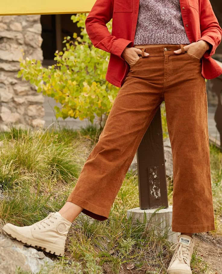 A high-rise waist and relaxed fit in fall-friendly colors. Organic cotton, hemp and just the right amount of stretch create sustainable cords that are up for picking apples from the orchard or picking movies on the couch. Courderoy Pants Women, Cord Pants Outfit, Missionary Aesthetic, How To Style Brown Pants, Toad And Co, Tan Corduroy Pants, Picking Apples, Vintage Academia, Cord Pants