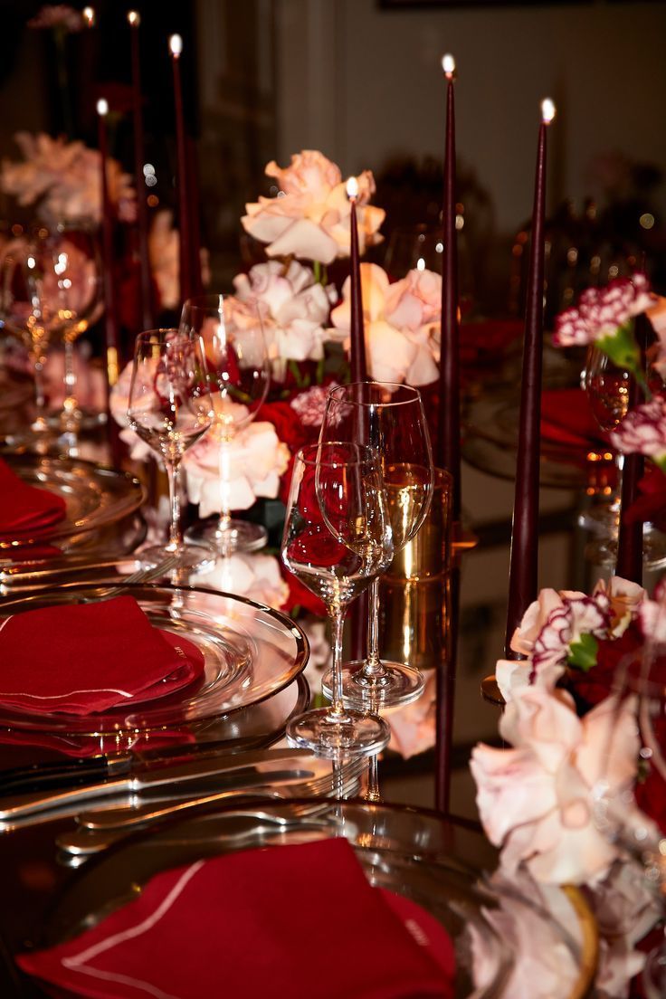 Candlelit Dinner Red Table Scape, Mirror Tablescape, Christmas Table Aesthetic, Luxury Tablescapes, Red Dinner Party, Christmas Dinner Table Decorations, Red Tablescape, October Rain, Red Table Settings