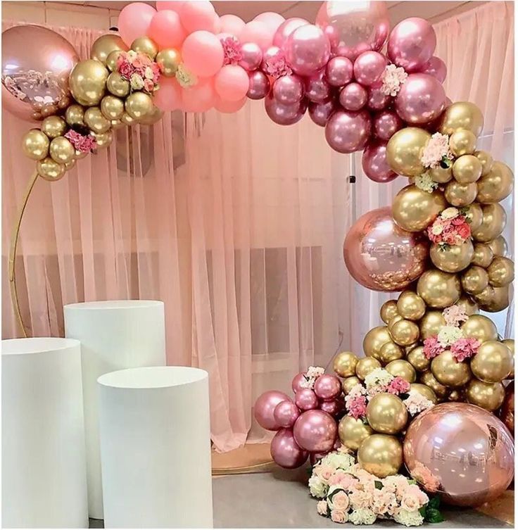 there are balloons and flowers on the table