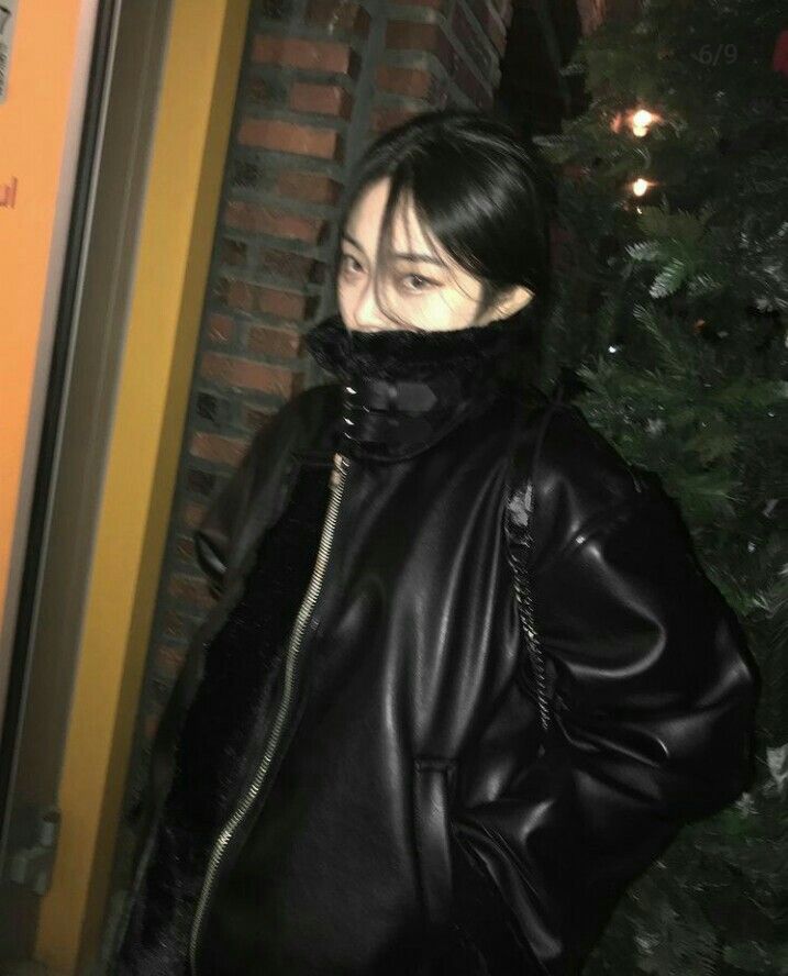 ulzzang blurry night aesthetic girl Ulzzang Girl Black, She She, 얼짱 소녀, Instagram Photo Inspiration, 여자 패션, Foto Instagram, Insta Photo Ideas, Girl Icons, Ulzzang Girl