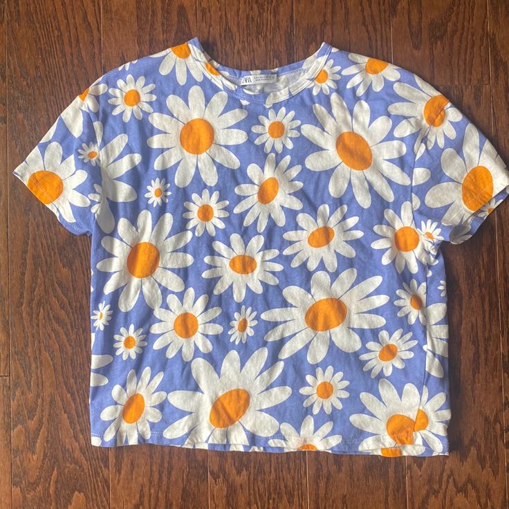 Short Sleeve Blue Cotton Crew Neck Tee W White & Yellow Daisy Print Throughout. Never Worn! Blue Cotton Summer Shirt, Blue Short Sleeve Summer Tops, Light Blue Graphic Print Top For Spring, Spring Cotton Daisy Print Tops, Light Blue Short Sleeve Tops With Printed Details, Spring Daisy Print Cotton Tops, Blue Floral Print Relaxed Fit Tops, Light Blue Short Sleeve Tops With Prints, Light Blue Printed Summer Top