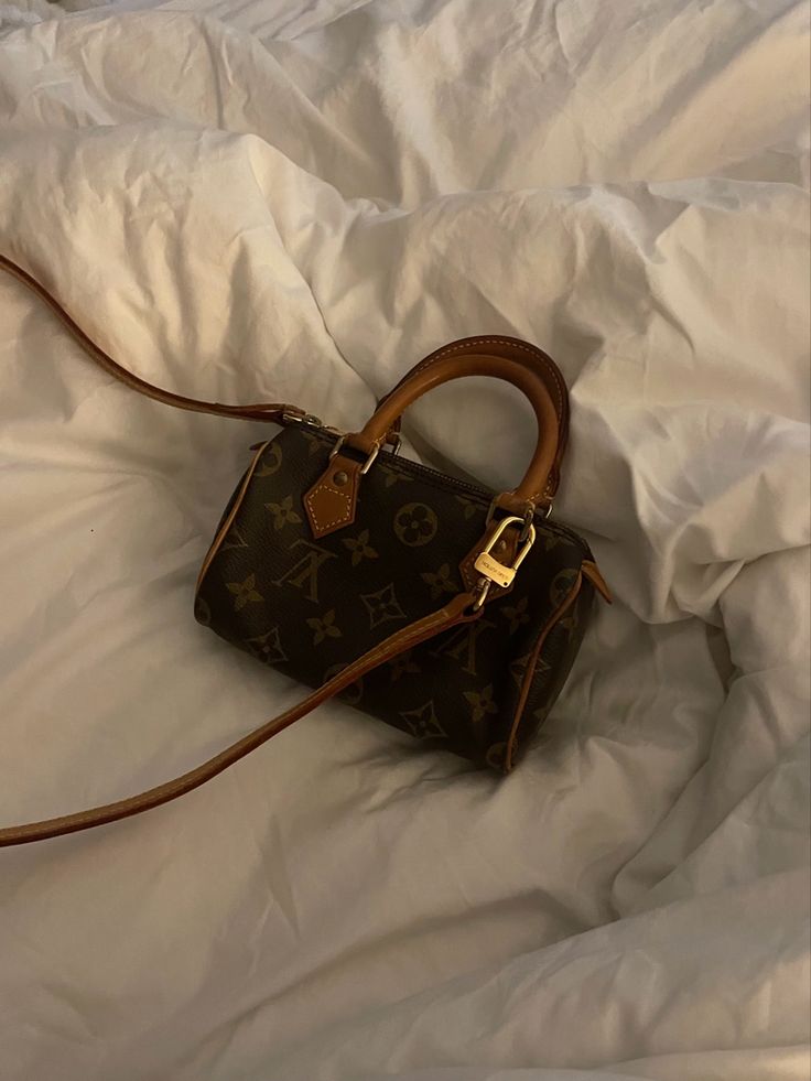 nano speedy bag strap 🤎 Louis Vuitton Cite Bag Outfit, Aesthetic Purse Pictures, Louis Vuitton Aesthetic Bag, Nano Speedy Louis Vuitton Outfit, Lv Bag Aesthetic, Lv Mini Speedy, Lv Mini Bag, Lv Nano Speedy, Dhgate Finds